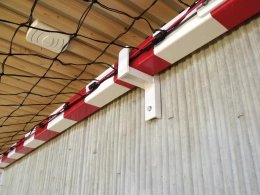 Râtelier de rangement pour but de handball