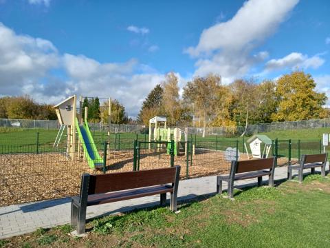 Bancs et clôture autour d'une aire de jeux Grâce-Hollogne