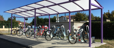 Abri vélos ouvert avec stationnements