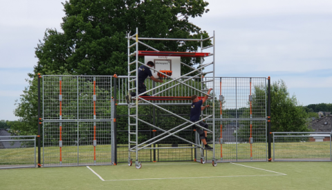 Placement d'un panier de basket sur un terrain multisport