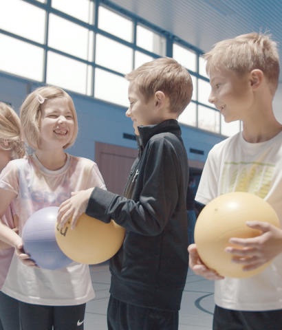 Enfants heureux de jouer au Lü interactif