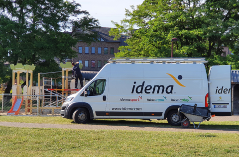 Camionnette Idema pour montage et placement aire de jeux