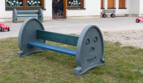 banc pour enfants cour de récréation