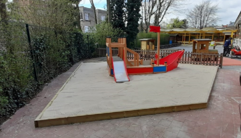 module de jeux bateau dans un bac à sable