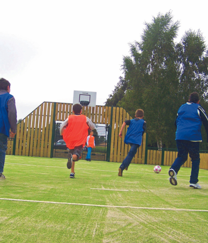 enfants sur un terrain multisports