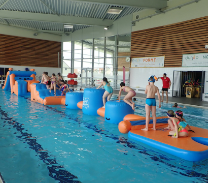 parcours gonflable pour la piscine