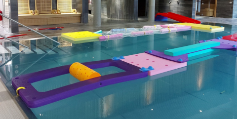 Parcours aquatique pour enfants dans la piscine