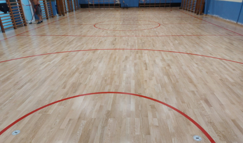 Parquet sportif avec marquages