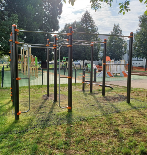 street workout sur une aire de jeux