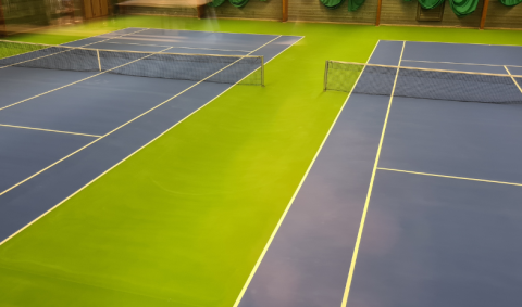 Terrains de tennis bleus et verts