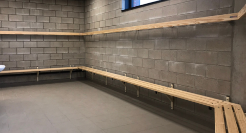 Vestiaires avec bancs en bois