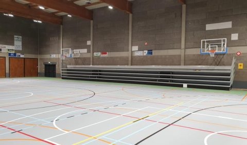 Tribune dans ce hall sportif d'Aubel