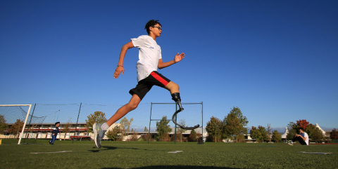 Garçon qui fait du sport avec une prothèse à la jambe