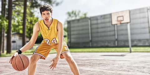 Homme autiste qui joue au basket-ball