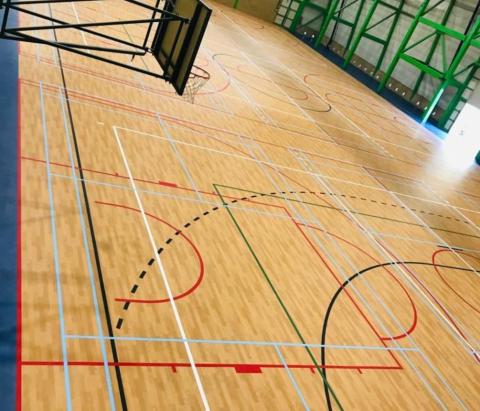 Nouveau revêtement de sol sportif d'une école de Diepenbeek