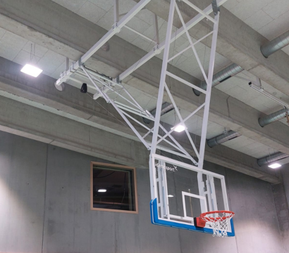 But de basket fixé au plafond