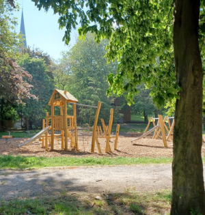 Plaine de jeux dans les bois