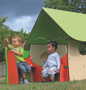 Enfants dans une petite cabane de jeux