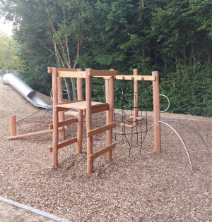 module de jeux en bois et toboggan