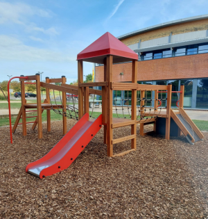 Module de jeux en bois avec copeaux au sol