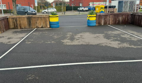 Marquage d'un terrain de volley pour la cour de récréation