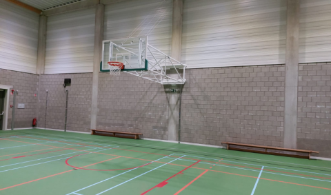 but de basket et sol sportif avec tracés