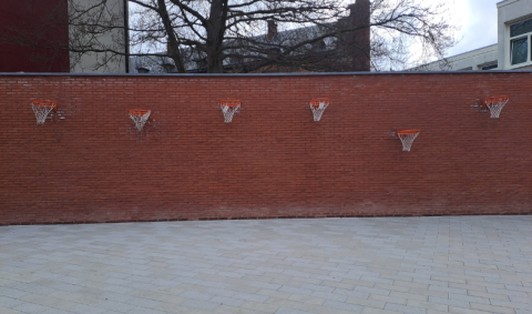 Paniers de basket sur le mur de la cour de récré