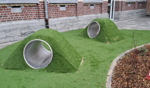 Tunnels ludiques dans l'herbe