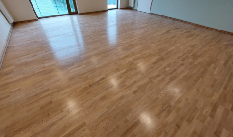 Sol sportif en parquet Haro avec plinthes ventilées à Pittem