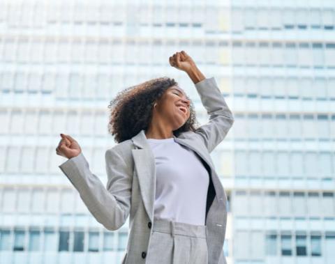 dame heureuse au travail