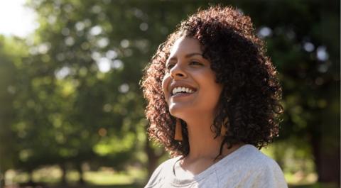 dame souriante dans la nature