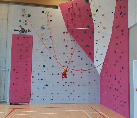 mur escalade rose et gris école de Butgenbach