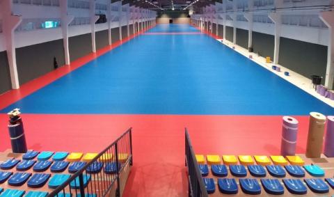 revêtement de sol sportif bleu et rouge