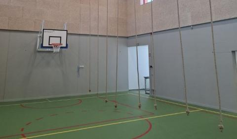 cordes de gym et panier de basket