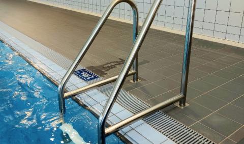 Echelle Type S300 piscine Courcelles Hissého