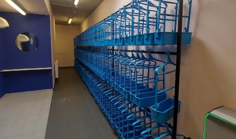 Cintres porte-habits avec panier bleus piscine de Courcelles