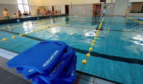 planche de natation avec poignées piscine Courcelles
