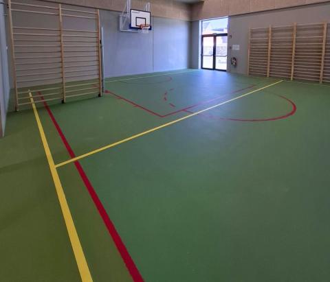 sol sportif vert avec lignes de délimitation de terrains